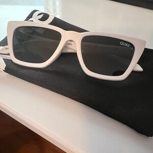 QUAY Call The Shots Polarized Sunglasses White Frame Grey Lenses Cat Eye LikeNew